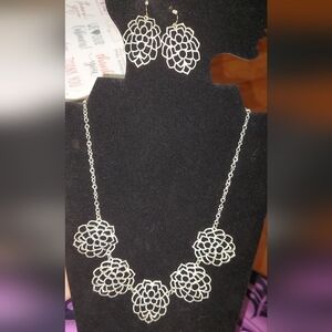 Avon Silvertone Monarch Petals Floral Necklace And Earrings Set